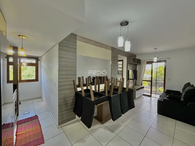 Sala de estar com mesa de jantar em um imóvel em Lajeado.