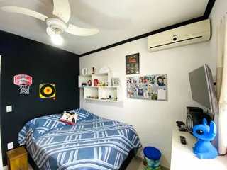 Quarto com cama e decoração em sala de estar.