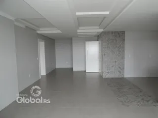 Hall de entrada com paredes brancas e piso claro.