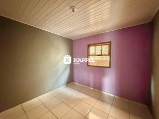 Ambiente interno com piso de cerâmica e parede roxa.