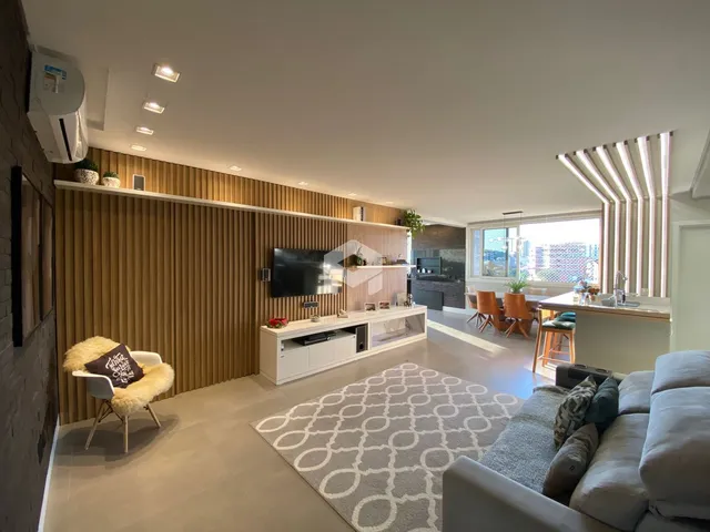Sala de estar moderna com parede de ripas de madeira e vista da cidade.