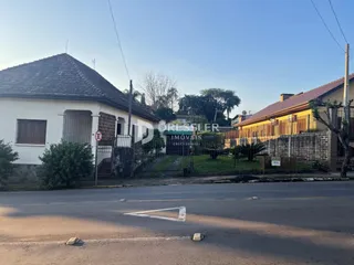 Fachada de uma residência em Lajeado, Brasil, com telhado de telhas.