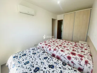 Quarto com cama de casal e armários em um imóvel no Brasil.