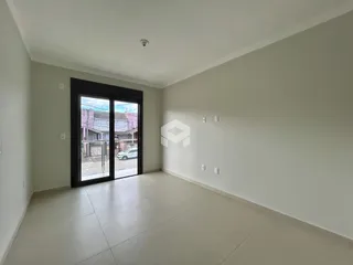 Sala de estar com porta de vidro voltada para o exterior.