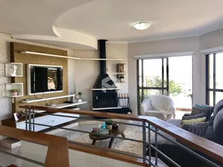 Sala de estar com lareira e vista para o exterior.