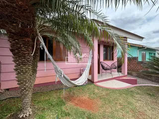 Fachada de uma residência em Lajeado, Brasil, com uma palmeira em primeiro plano.
