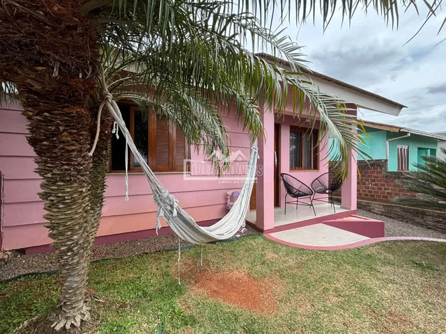 Fachada de uma residência em Lajeado, Brasil, com uma palmeira em primeiro plano.
