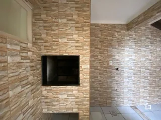 Parede interna com revestimento de cerâmica clara.