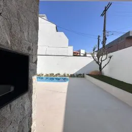 Fachada branca de uma residência em Lajeado, Brasil.