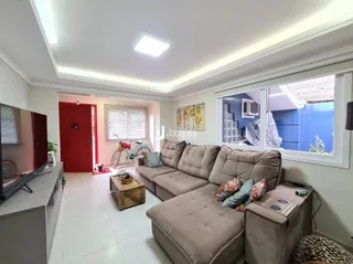Sala de estar com sofá e janela em um imóvel no Brasil.