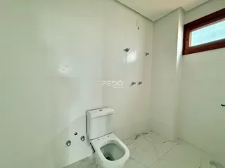 Foto de um banheiro interno com revestimento branco e piso de mármore.