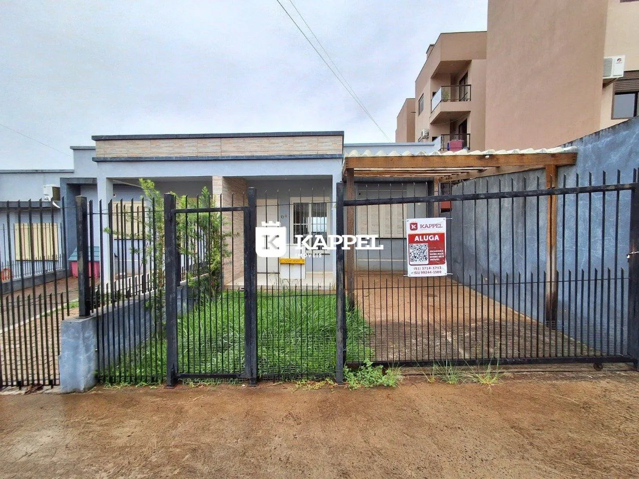 Fachada externa de uma residência em Lajeado, Brasil, com cerca de segurança.