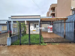 Fachada externa de uma residência em Lajeado, Brasil, com cerca de segurança.