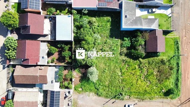 Vista aérea de uma propriedade residencial em Lajeado, mostrando o telhado e a área verde do terreno.