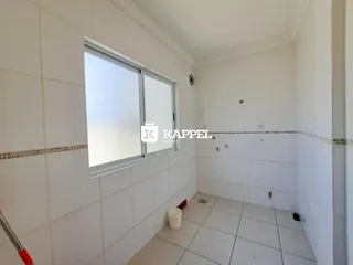 Foto de um cômodo interno com paredes brancas e piso de cerâmica.