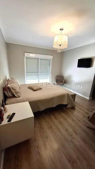 Foto de um quarto com cama e janela em um imóvel.