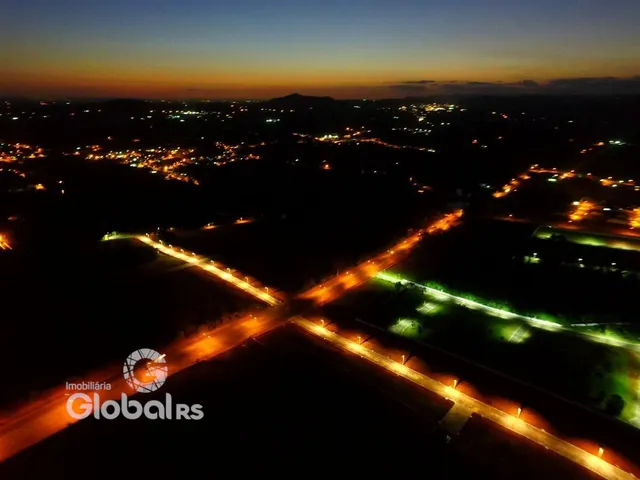 Vista aérea de uma área com iluminação noturna e estradas no Brasil.