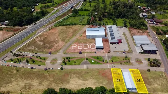 Vista aérea de um terreno em Lajeado, Brasil, com infraestrutura de estrada e construções.
