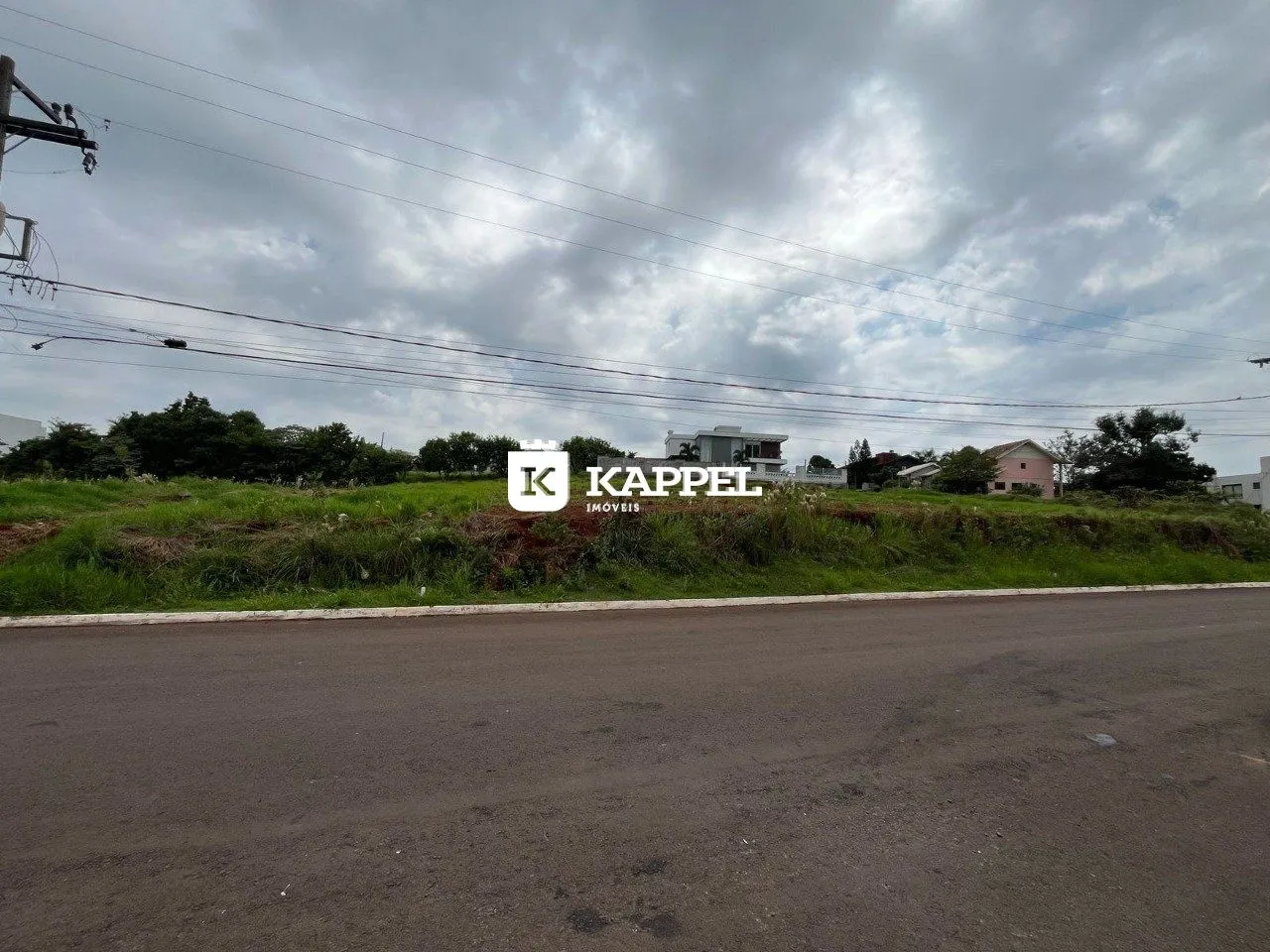 Vista externa de uma propriedade em Lajeado, Brasil, com vegetação e uma estrada no primeiro plano.