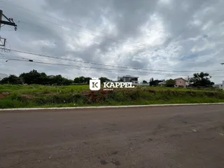 Vista externa de uma propriedade em Lajeado, Brasil, com vegetação e uma estrada no primeiro plano.