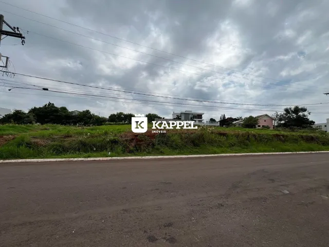 Vista externa de uma propriedade em Lajeado, Brasil, com vegetação e uma estrada no primeiro plano.