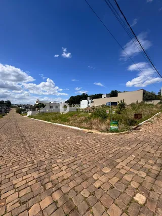 Vista da rua pavimentada em Lajeado, Brasil.