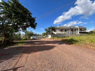Vista externa de uma residência em Lajeado, Brasil, com uma estrada de terra em primeiro plano.