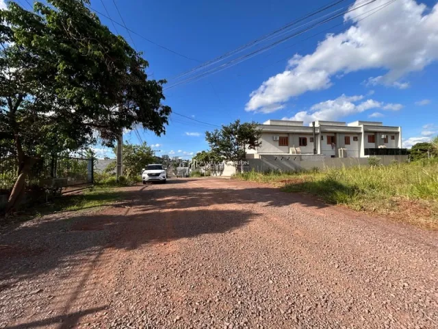Vista externa de uma residência em Lajeado, Brasil, com uma estrada de terra em primeiro plano.