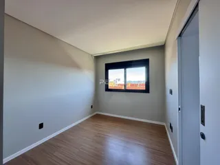 Sala de um imóvel em Lajeado, Brasil, mostrando o interior com piso de madeira.
