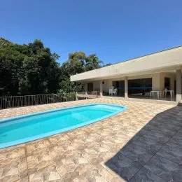 Foto de uma área externa com piscina e deck em uma propriedade.
