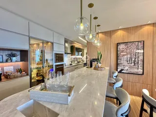 Ambiente moderno com ilha de mármore em uma residência.