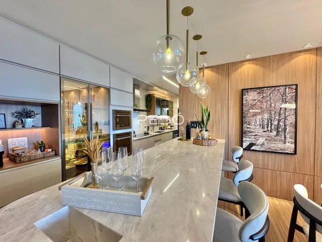 Ambiente moderno com ilha de mármore em uma residência.