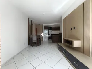 Uma vista de um corredor interno com piso de cerâmica claro.