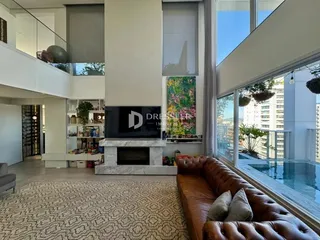 Sala de estar moderna com lareira e grandes janelas em Lajeado, Brasil.