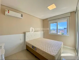Foto de um quarto com cama e janela em um imóvel.