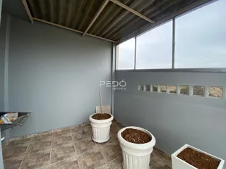 Vista interna de uma sala com paredes cinzas e piso de cerâmica.