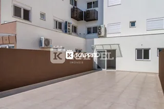 Fachada de um prédio residencial em Lajeado, Brasil, mostrando a entrada e janelas.