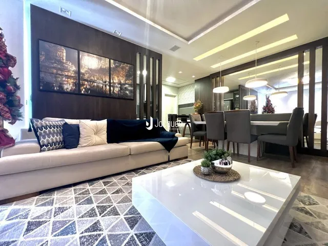 Sala de estar moderna com sofá e piso estampado.