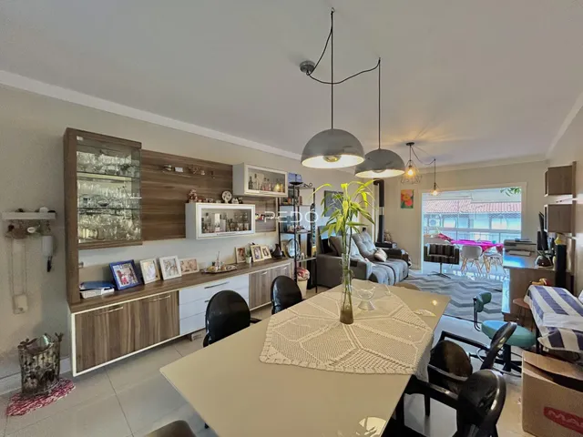 Ambiente de sala de jantar e cozinha em um imóvel no Brasil.