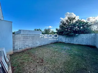 Quintal gramado com muro de alvenaria em Lajeado.