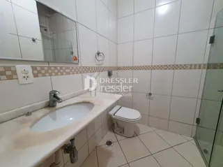 Foto de um banheiro com pia e vaso sanitário em cerâmica.