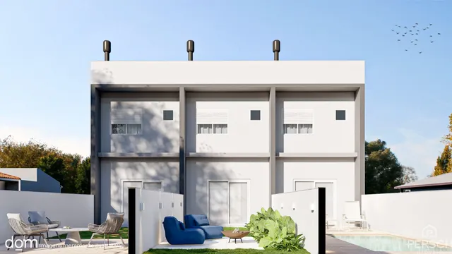 Fachada de uma casa moderna com piscina no quintal em Lajeado.
