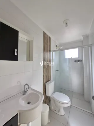 Foto de um banheiro moderno com box de vidro e piso branco.