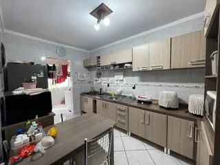 Foto de uma cozinha e sala de jantar em um imóvel.
