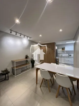 Ambiente interno moderno com piso de cerâmica e mesa de jantar.