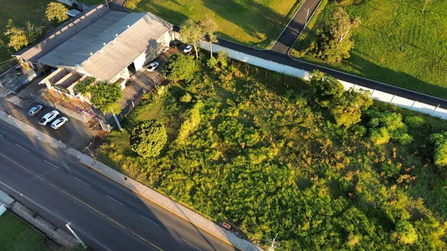 Vista aérea da propriedade residencial em Lajeado, mostrando a casa e o terreno circundante.