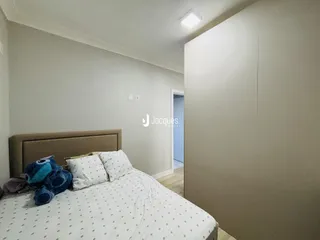 Quarto com cama e guarda-roupa em um imóvel no Brasil.