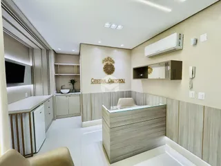 Vista de uma cozinha moderna com armários e iluminação clara.