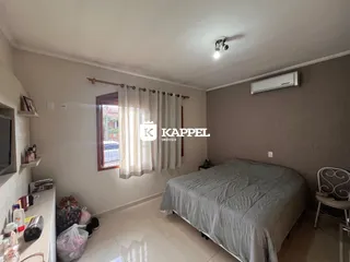 Este é um quarto com cama e janela.