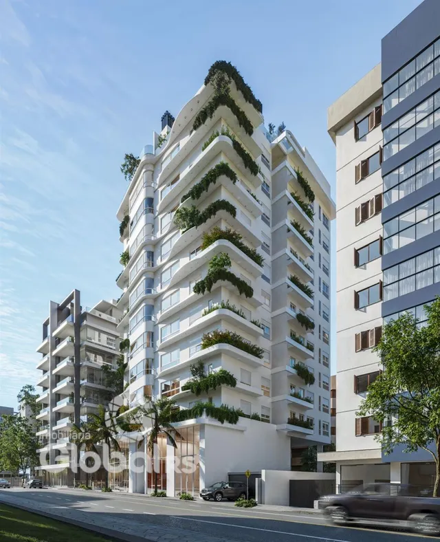A fachada de um edifício residencial em Lajeado, Brasil, apresenta vegetação nas varandas.